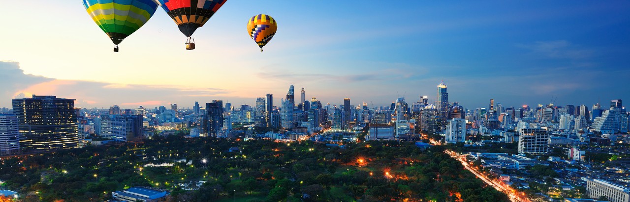 Hot air balloons floating above a city, image used for HSBC foreign exchange global view and global transfers