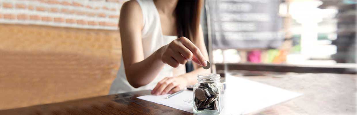 Woman saving her money ; image used for HSBC Singapore how to start building your savings article. 